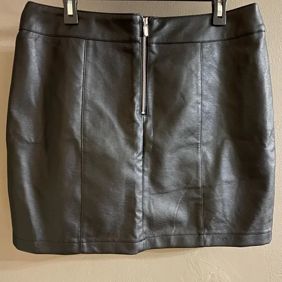 FOREVER21 FAUX LEATHER MINI SKIRT - Picture 3 of 10